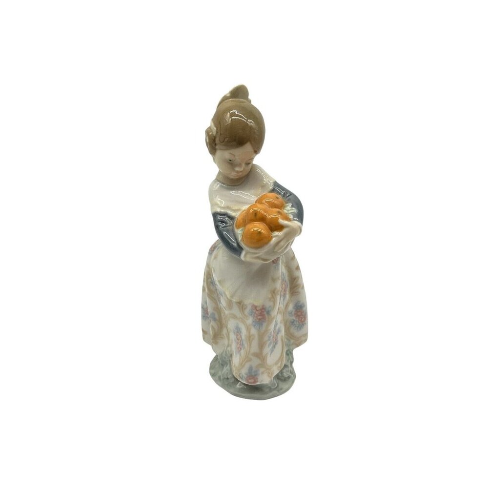 Lladro "VALENCIAN GIRL HOLDING ORANGES" Retired Porcelain Figurine # 4841 Mint